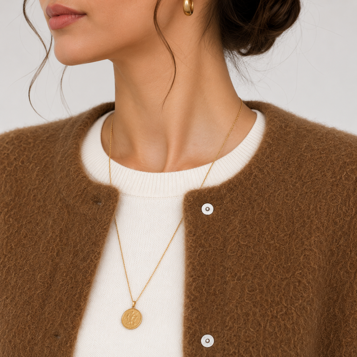 Gilet classique en maille pour femme, style raffiné et chaleureux, inspiré du patrimoine. 2