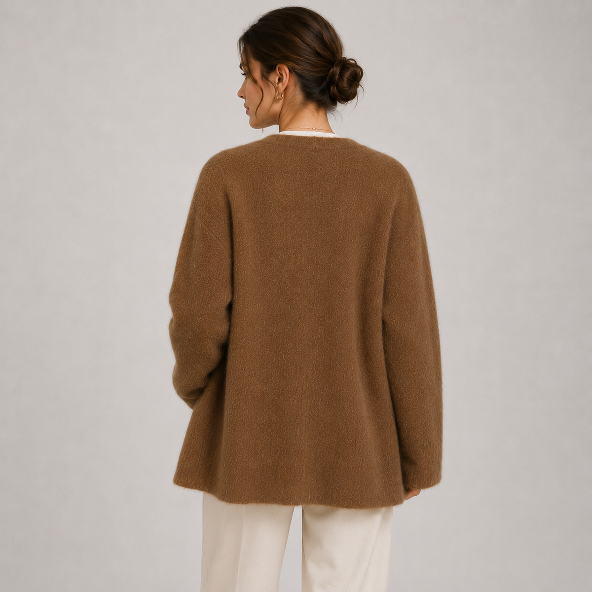 Gilet classique en maille pour femme, style raffiné et chaleureux, inspiré du patrimoine. 3