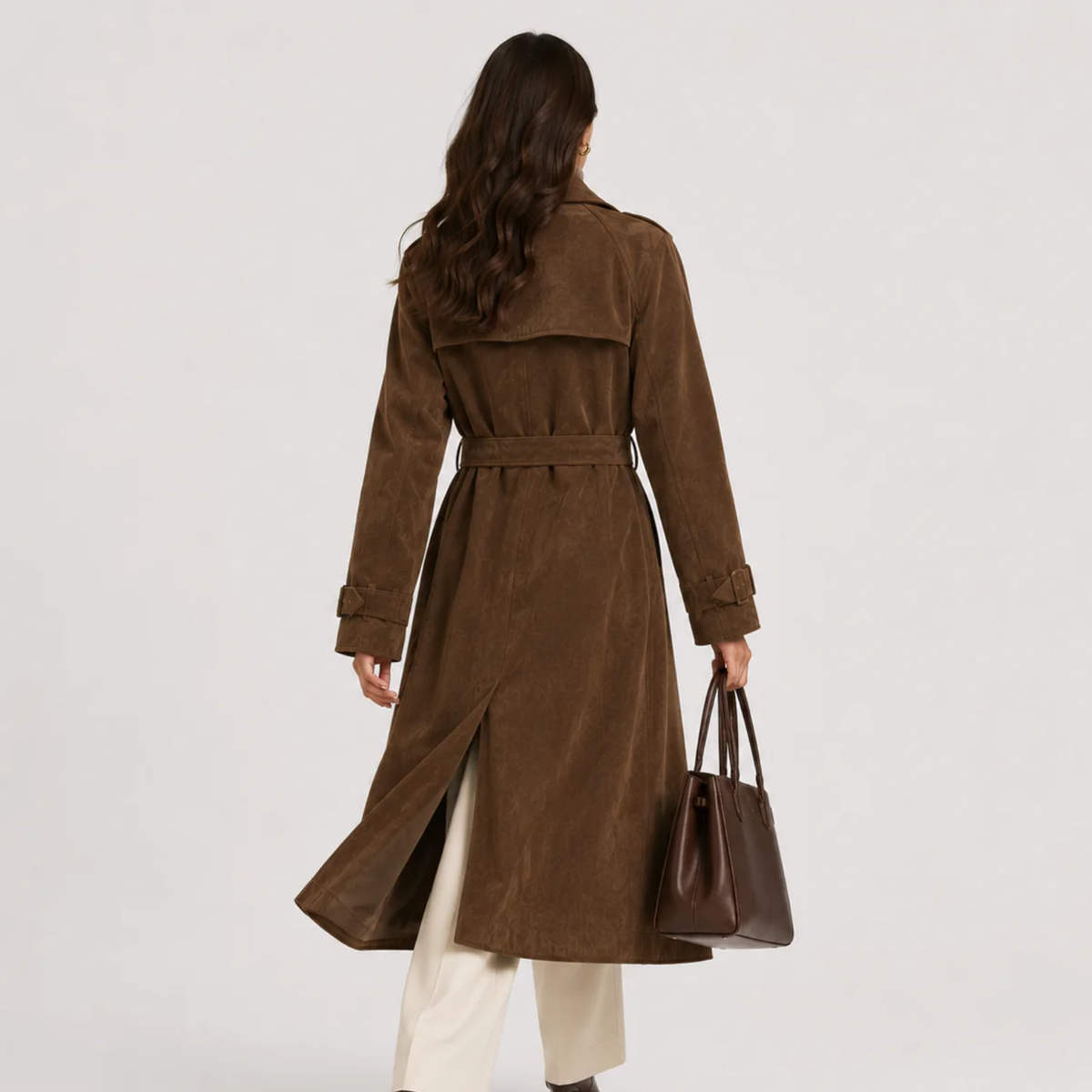 Manteau croisé en daim pour femme, style intemporel avec ceinture. 3