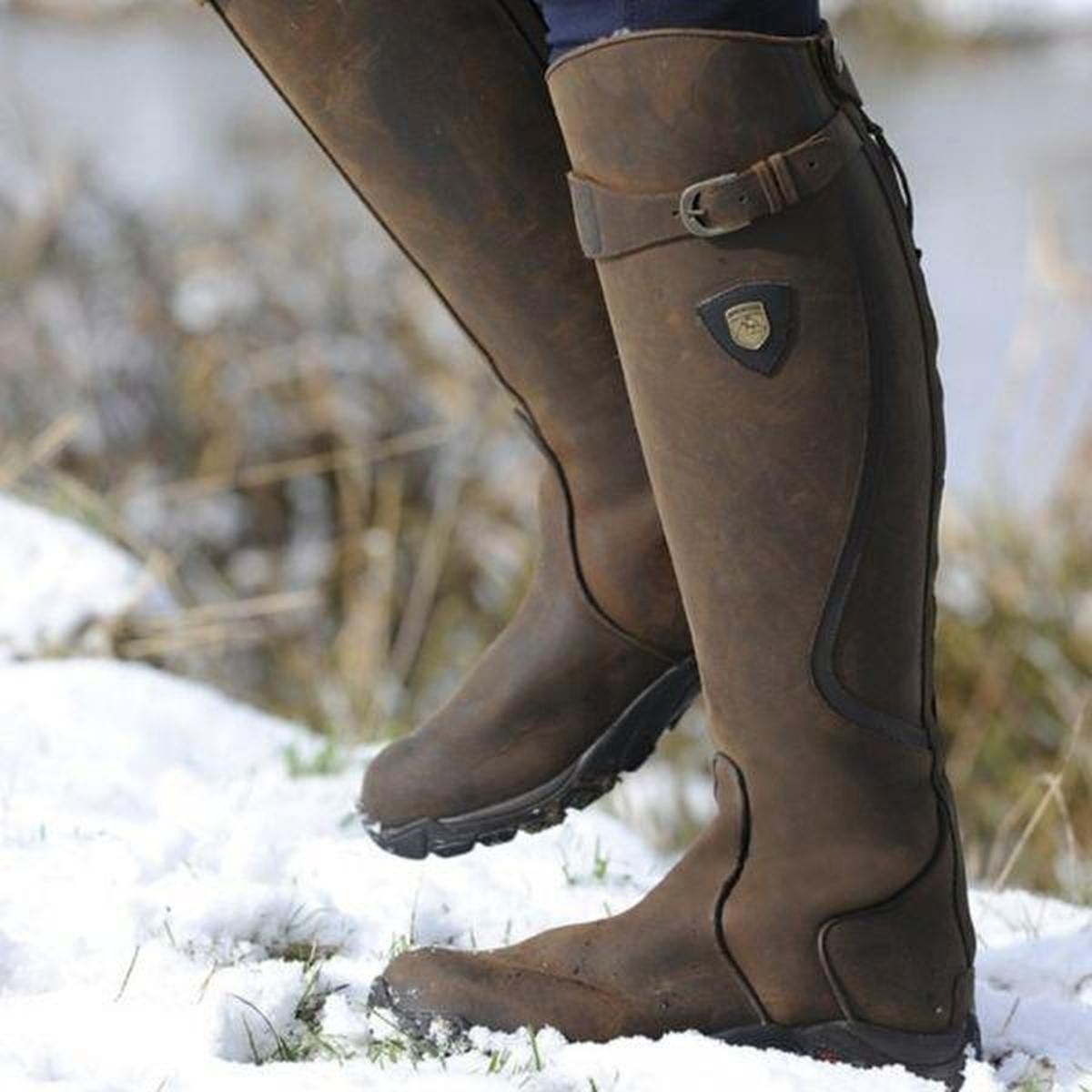 Détail des sangles latérales réglables et de la semelle crantée des bottes Chantilly – Belloures