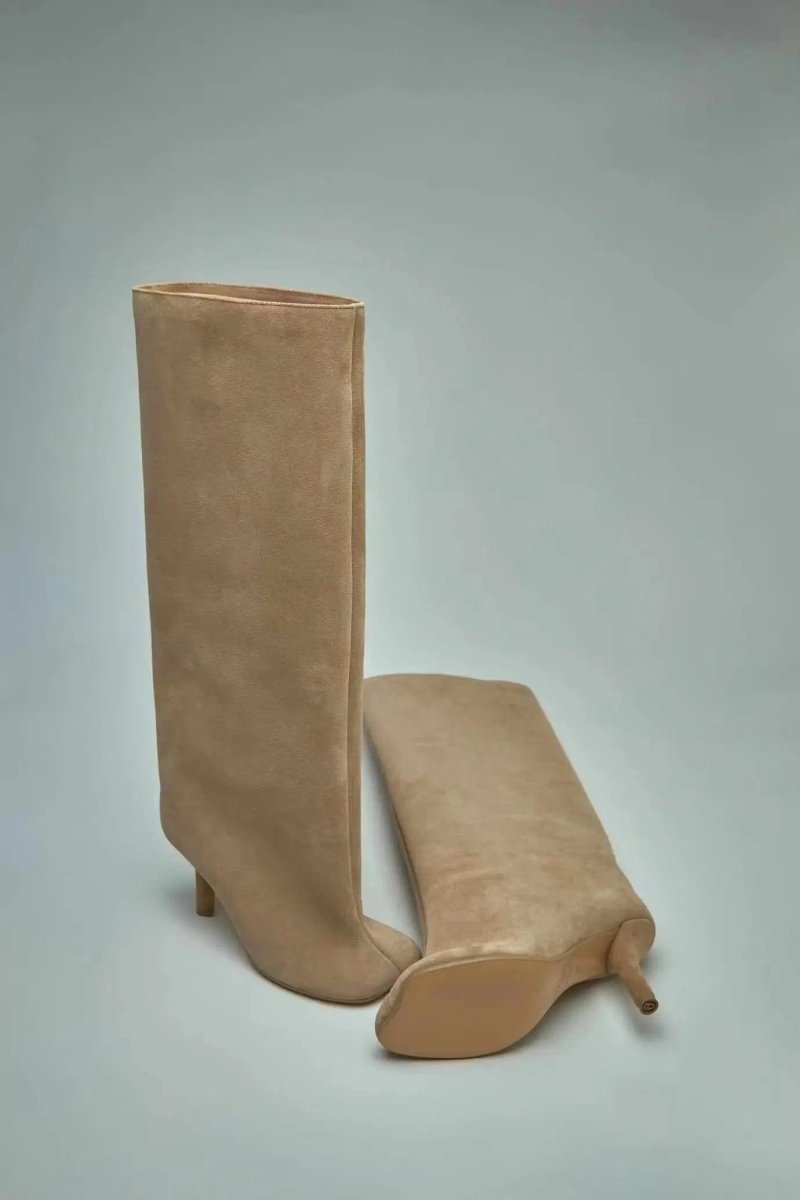 Détail de la suédine mate et du bout arrondi des bottes Odéon – Belloures